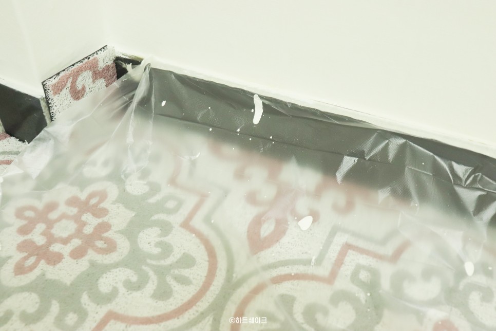 셀프인테리어 벽 페인트 칠하는 방법 벽지페인트 처음해봤는데 별거없네요. 벽지위에 칠해요. 2