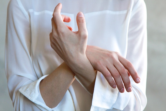 휴식과 혈액 순환을 위한 손 마사지의 27가지 이점