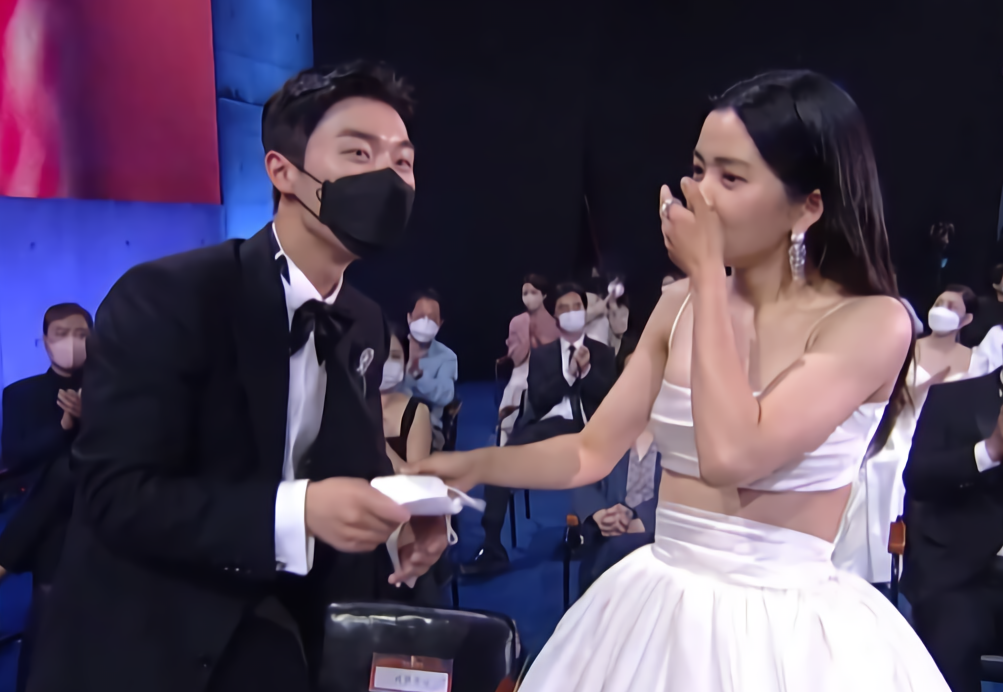  김태리 수상발표에 축하 포옹하려는 최현욱을 밀어 자리에 앉힌 김태희, sns에 영상 인기폭발