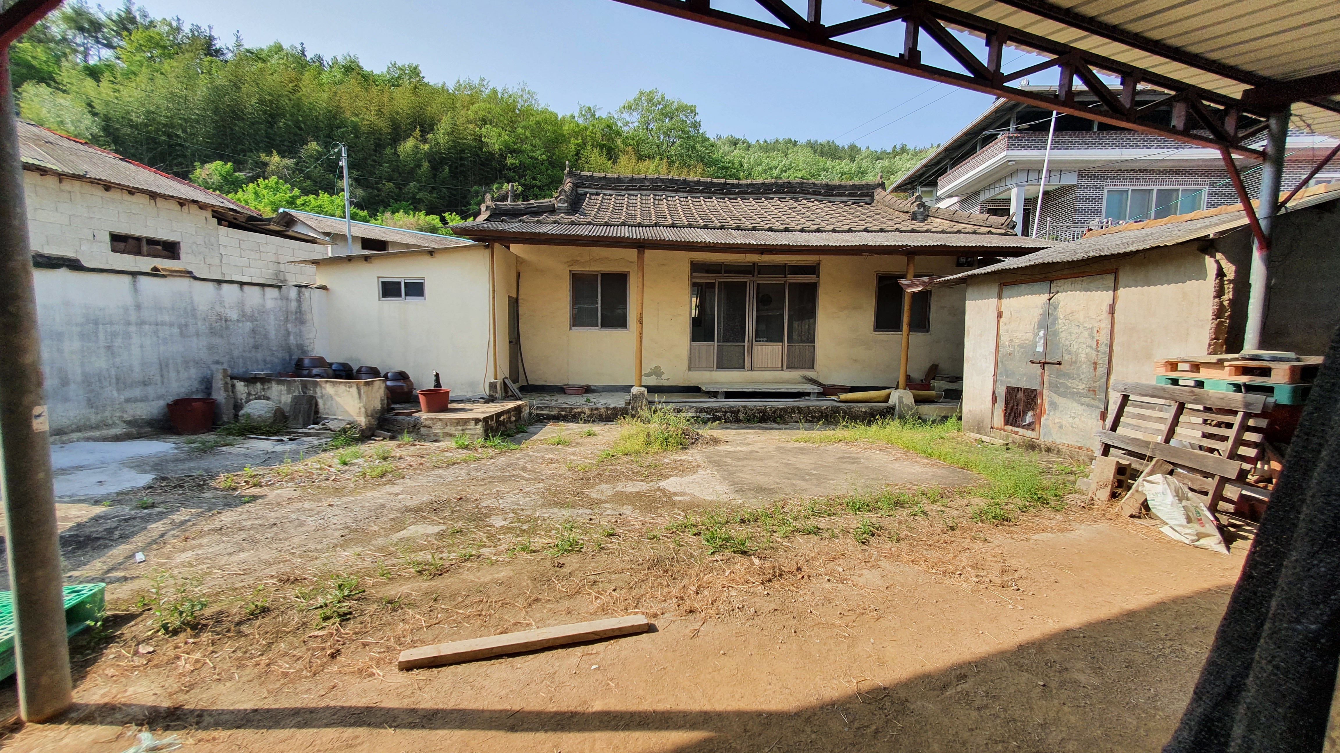  (땅나라 449번) 경남 함안 대산면사무소 인근, 마을 안 시골 빈 촌집 주택 매물 / 문의 055)253-6609
