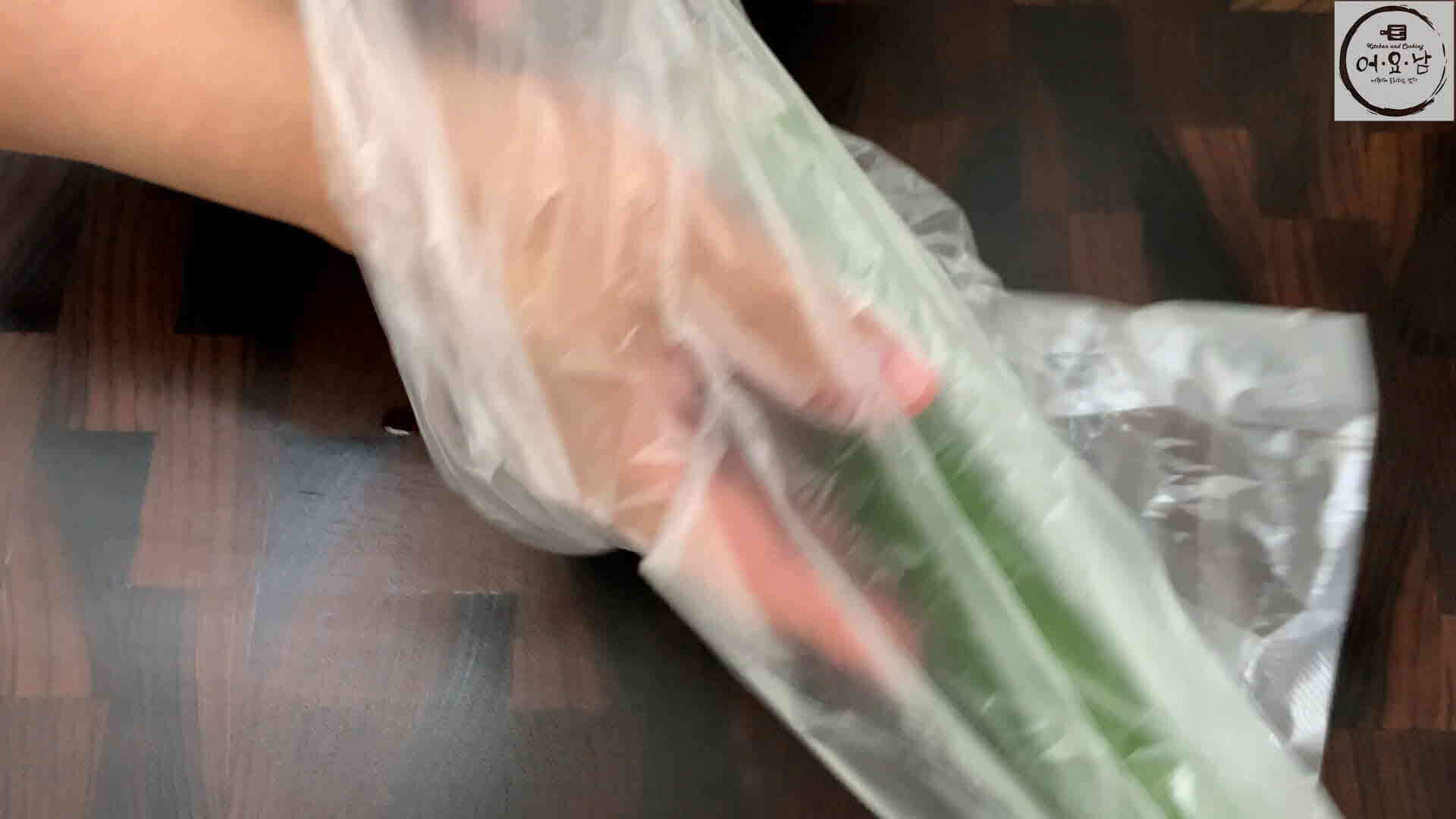 오이탕탕이무침_재료준비_오이부수기2