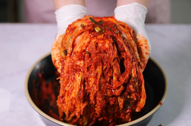 배추에 양념 발라져있는 김치 모습 이미지