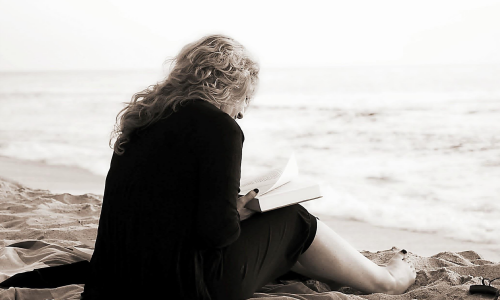 바닷가에서-혼자-책을-읽는-할머니