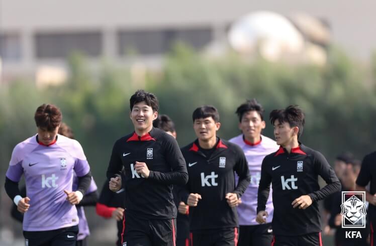 조깅으로 몸 푸는 한국 축구 선수들