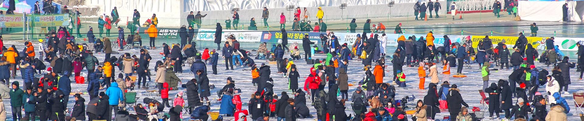 화천-산천어축제에서-얼음낚시를-하는-장면