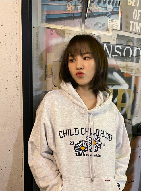 웬디가 발랄한 표정을 짓고 있는 사진