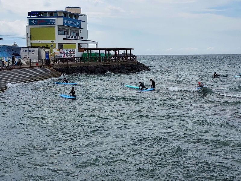 삼양해수욕장-서핑하는-사람들