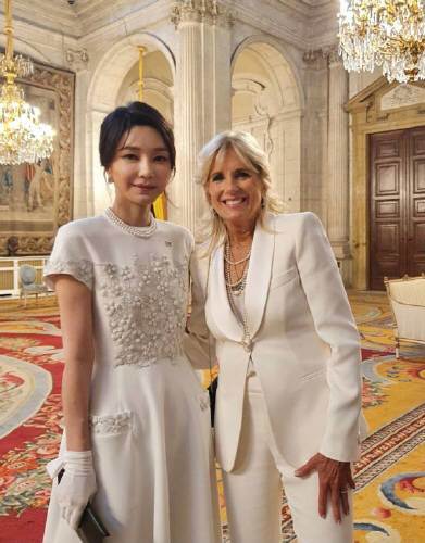  김건희 여사 스페인 왕비에 우린 동갑 질 바이든 여사엔 한국 오시라 레티시아 스페인 왕비 라이엔 EU 집행위원장 기념촬영 업사이클링 업체 방문 친환경 의상 둘러보고 간담회 박지원 칭찬