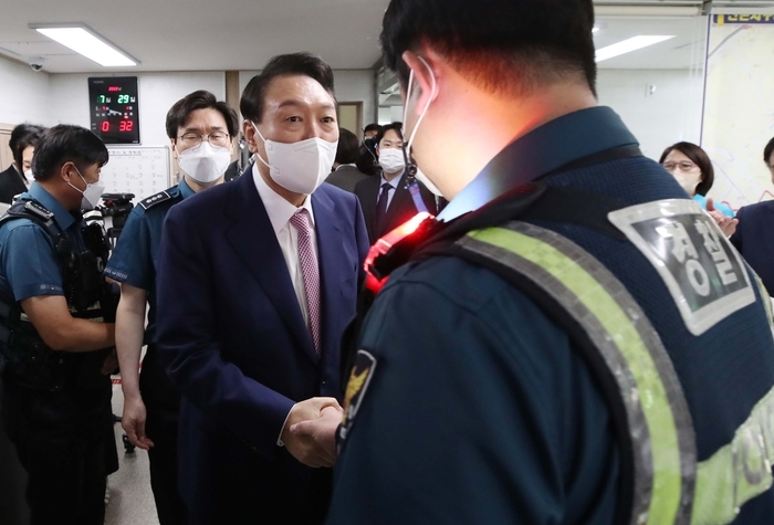  "병 주고 약 주나""쿠데타로 몰아붙이더니"..윤 대통령 지구대 방문에 일선 경찰들 분통