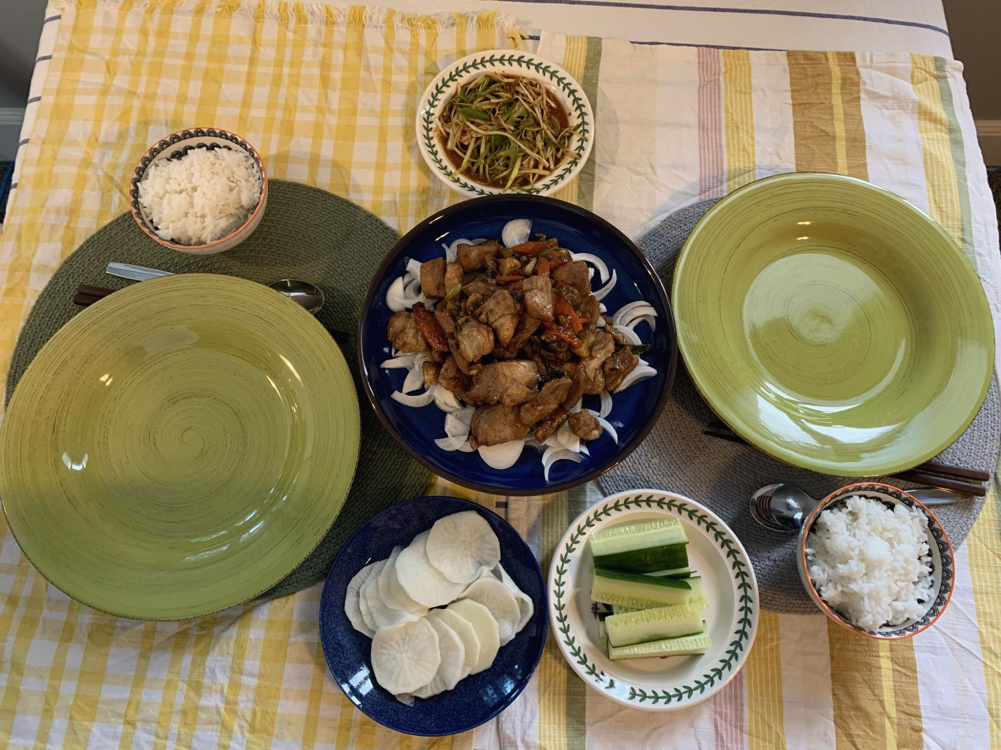 밥-녹색그릇-돼지고기볶음-쌈무-오이가-보이는-저녁밥상