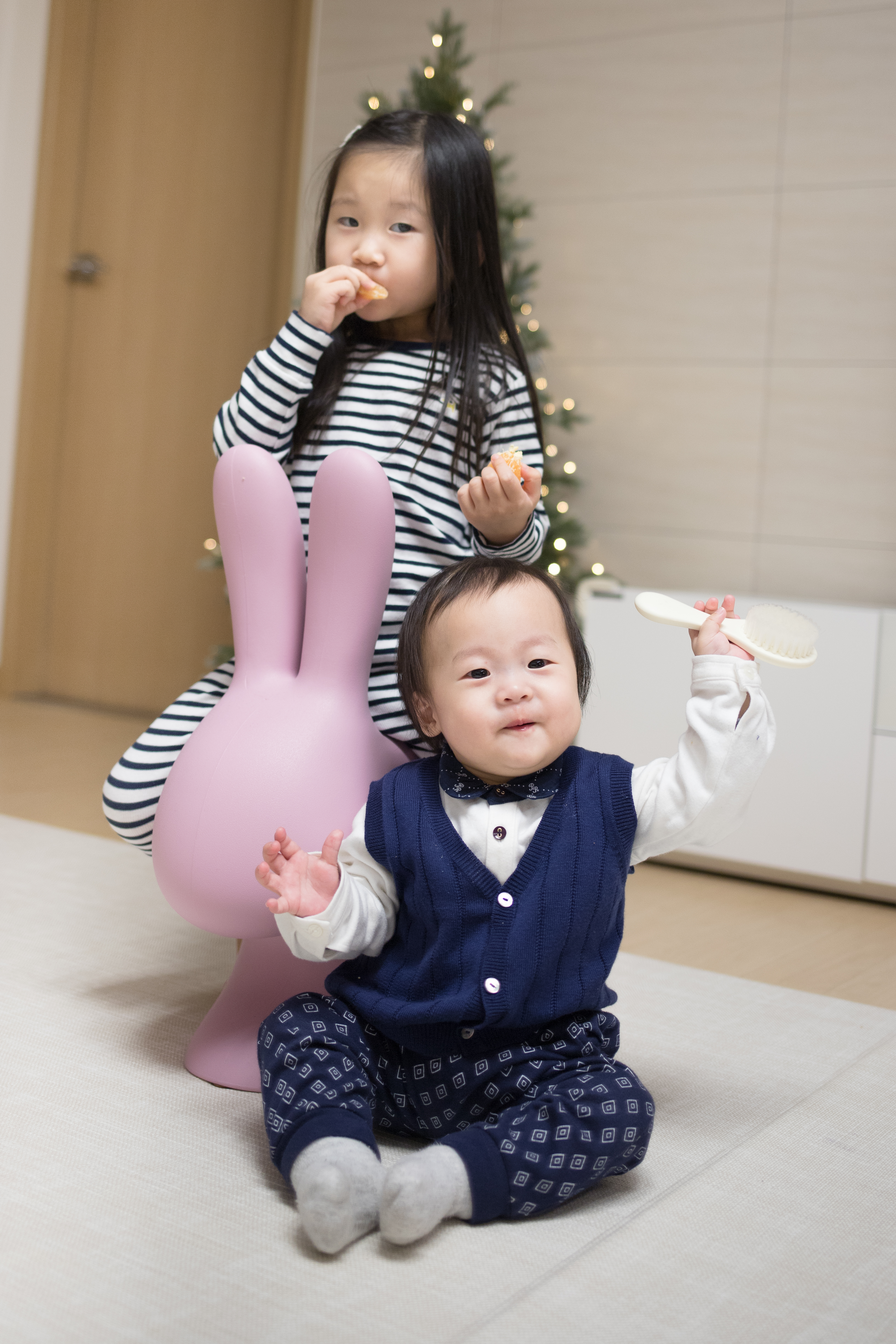  [기획자의 사진첩#1] 크리스마스트리 앞에서 남매 사진을!