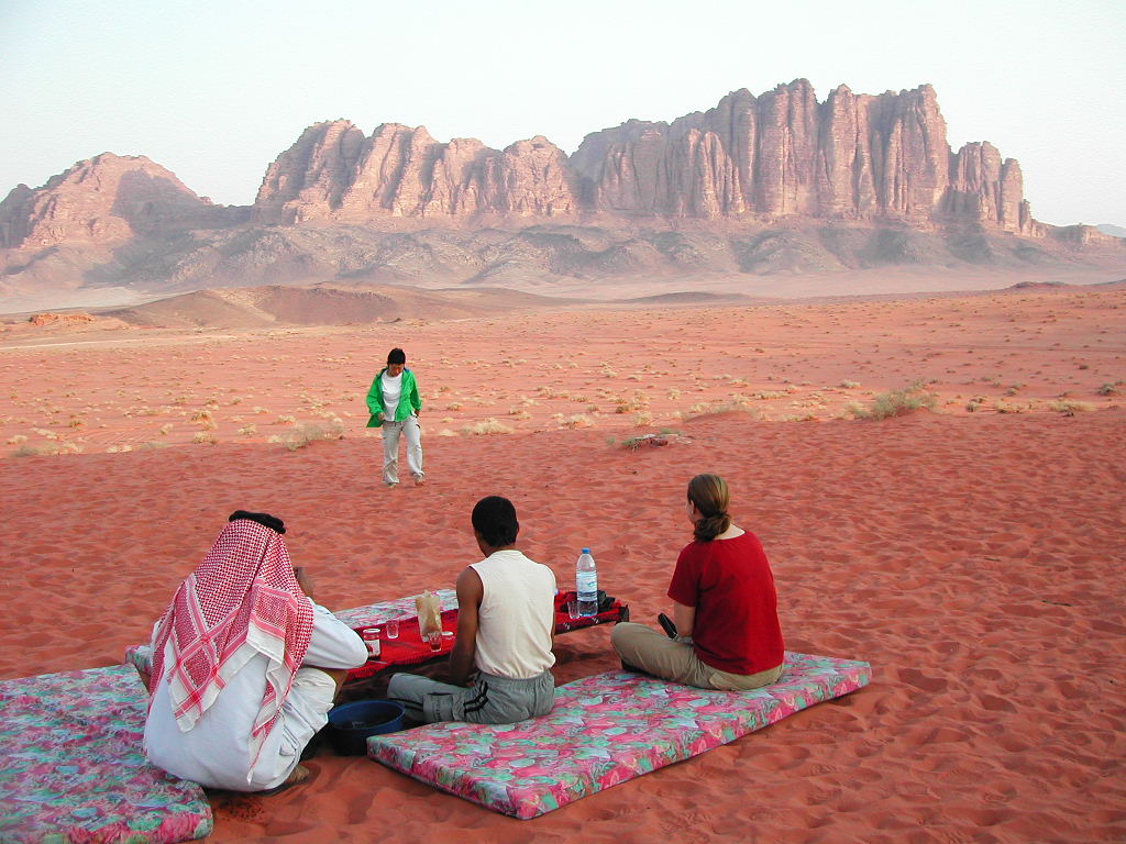 요르단-와디럼사막에서-낭만적인-아침식사