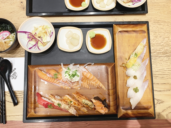 연어 스페셜 세트 초밥과 광어 스페셜 초밥