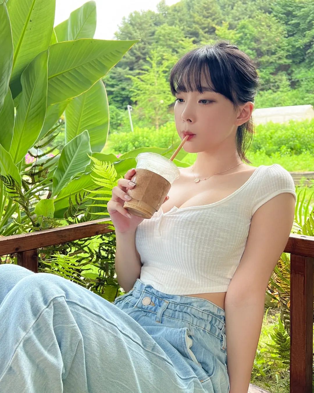  카페에 놀러간 모델 강인경 흰티 청바지 패션 인스타그램 셀카 사진들