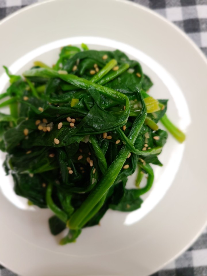  반찬만들기 ) 시금치나물 맛있게 무치는 법 / 시금치데친물