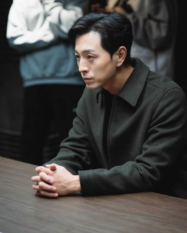 앉아있는-남성의모습