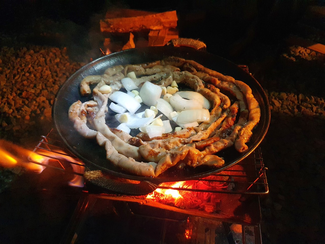 영롱한 캠핑 메뉴 - 소팔 소곱창 굽는 사진