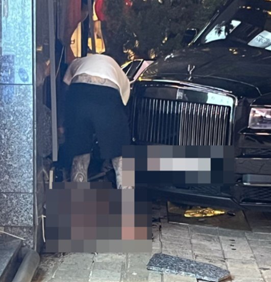  20대 마약 양성 운전자-롤스로이스 차량 인도 돌진으로 20대 여성 중상
