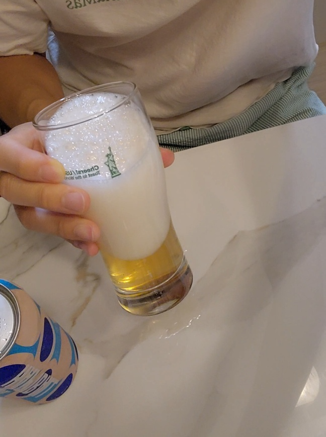 하피볼 맥주잔에 따른 사진