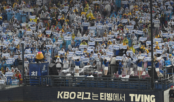 KBO 포스트시즌 역사상 첫 서스펜디드 게임