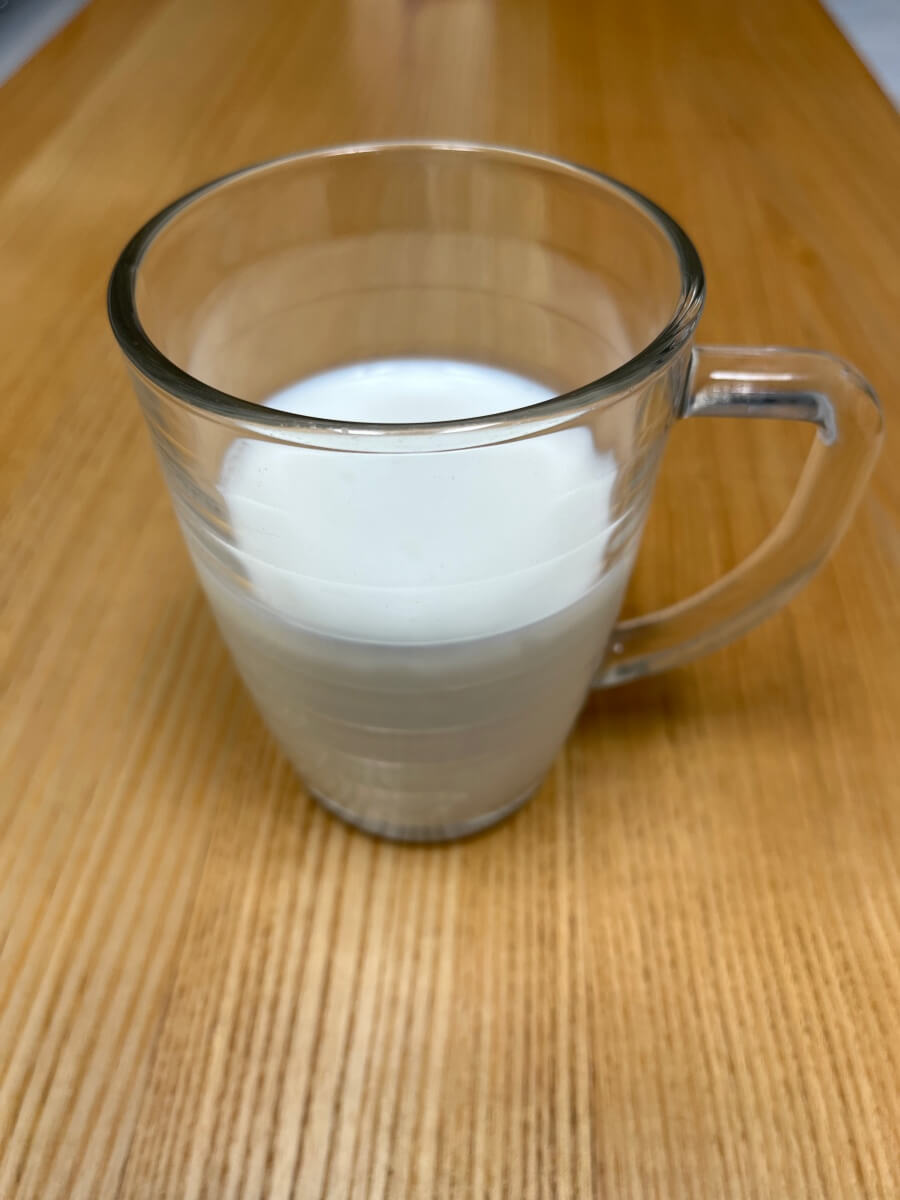 우유를-컵에-따른-사진