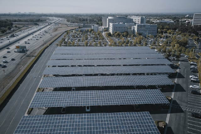지붕에 설치된 태양광 발전소