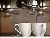 바리스타의 핸드드립 실습 장면