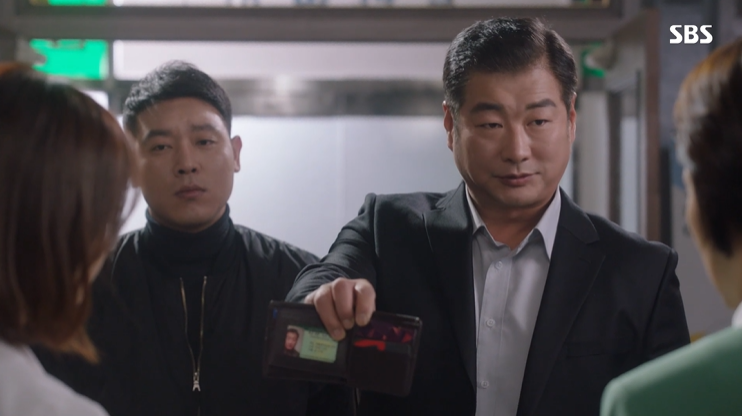 헌병 장교는 부대에서 탈영한 친구를 찾고 있다며 병원을 둘러보겠다고 한다.