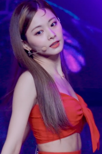  빨간 끈 민소매 트와이스 쯔위 알콜프리 무대의상 사진