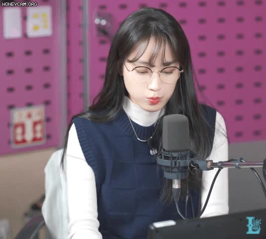  안경 주시은 SBS 아나운서 라디오 움짤 gif