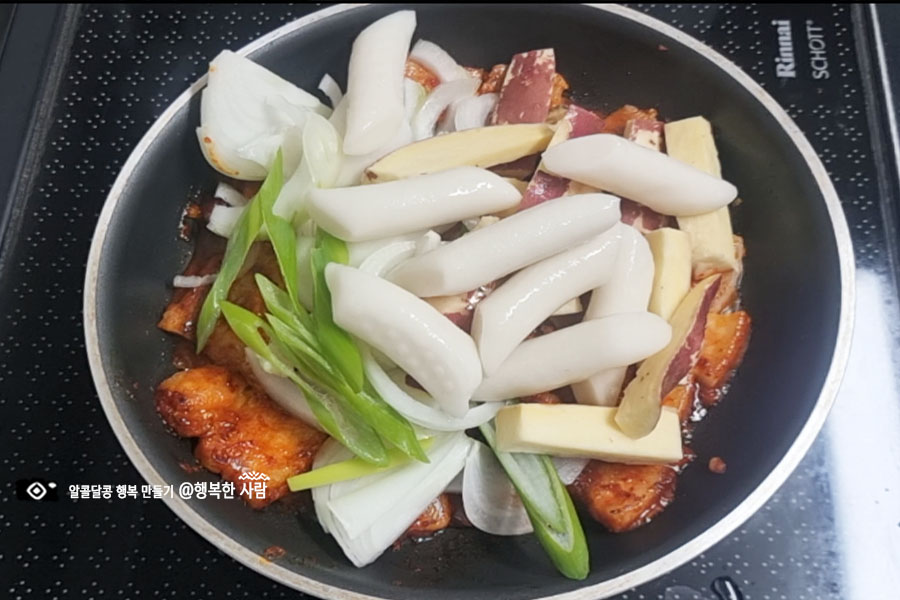 세 가지를 한꺼번에 맛보는 삼겹, 푸살볶음, 고추장삼겹살, 고구마 떡, 고기 2