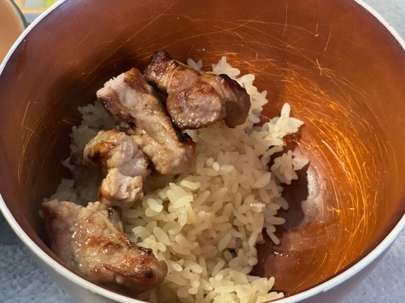 꿉당 메뉴 - 코쿠미 쌀밥 위에 올린 꿉살 & 목살