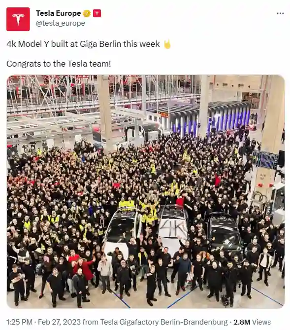 그림 5. 일주일 만에 모델 Y 4&#44;000대 생산을 자축하는 기가 베를린 임직원들 (출처: 트위터 @tesla_europe)