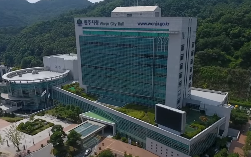  출장 간 20대 공무원의 숙소 추락사, 그 원인과 배경