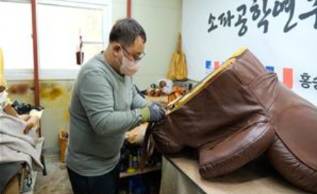 소파를-수리하는-모습
