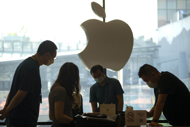 애플(Apple)&#44; 중국의 아이폰(iPhone) 금지 조치에 직면