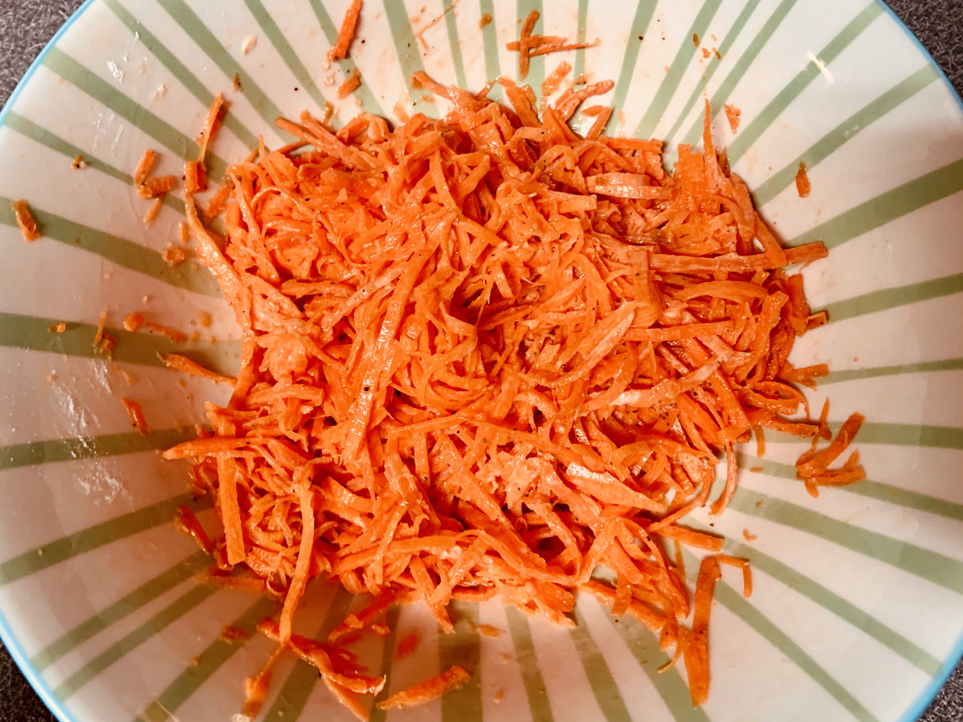 볼 안에-채칼로-썬-주황색-당근이-담긴-모습