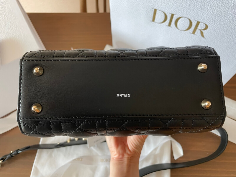 [Dior] 디올 레이디백 스몰 블랙 - 가방 밑면