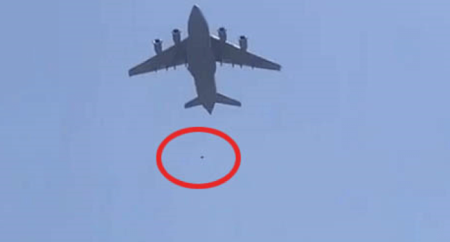  충격! 비행기 타이어 잡고 있던 카불 시민들 추락 모습 VIDEO:Kabul citizens falling off the plane.