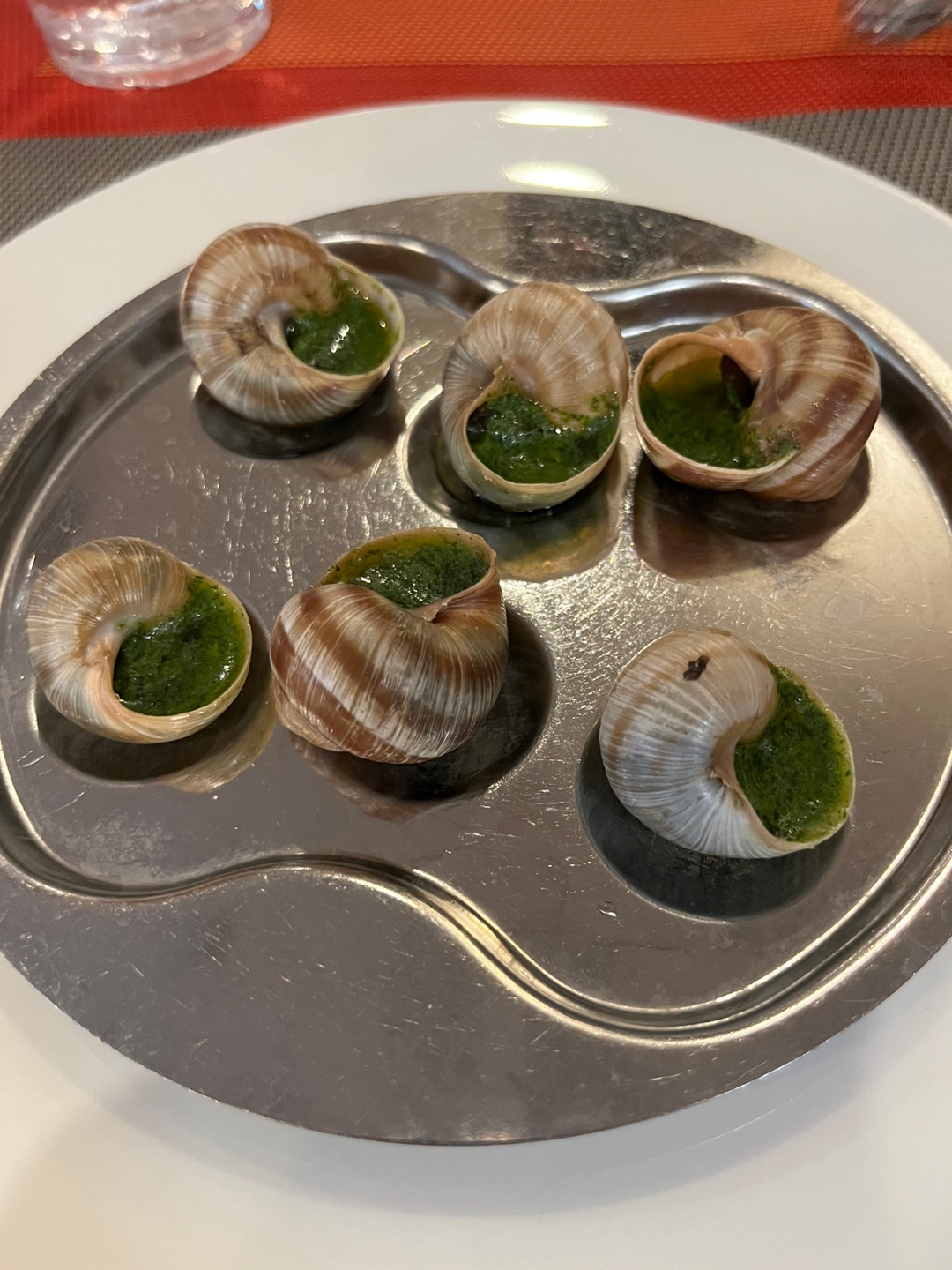 프랑스 파리에서 처음먹어 본 달팽이 요리 모습(1)