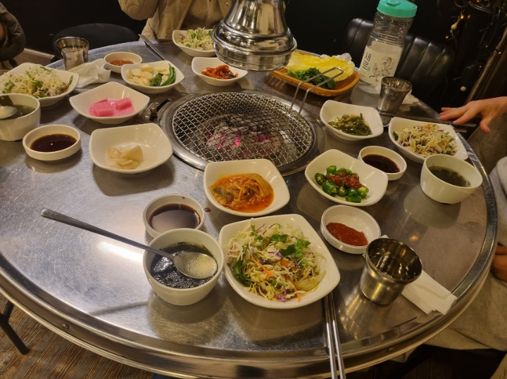 둥근-테이블-위에-여러가지-음식들