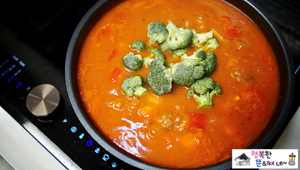 토마토 스튜 만들기 20분간 중간불에서 끓여주기