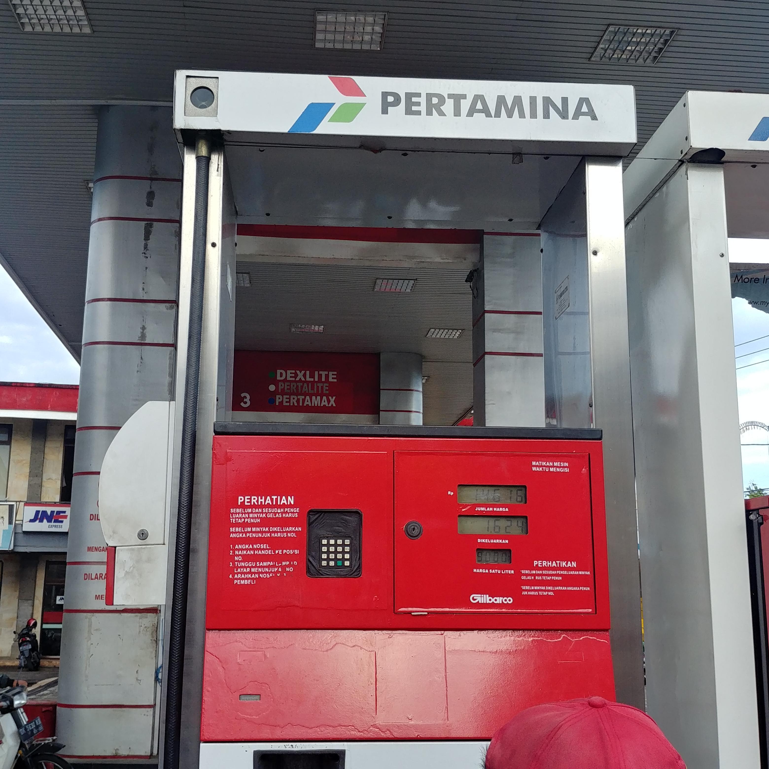 발리 주유소 오토바이 기름넣기 Pertamina gas station