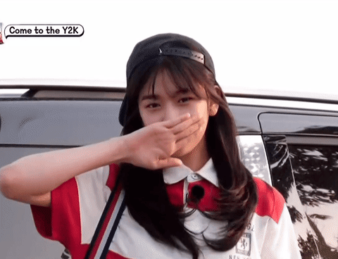  반윤희 포즈, 안유진이 다시 유행시켜서 반윤희가 따라함