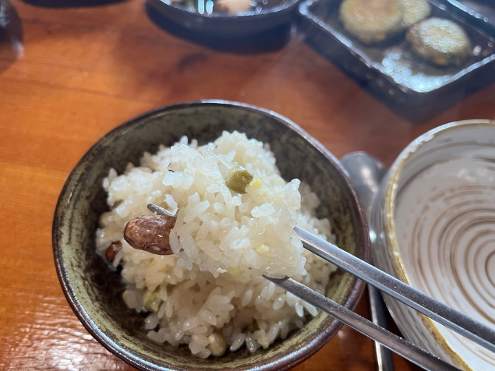 젓가락-위에-흰쌀밥