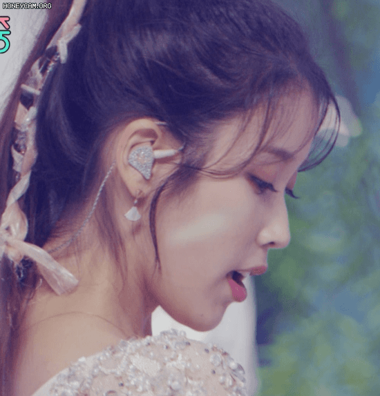  아이유 음악중심 라일락, Coin 무대 움짤