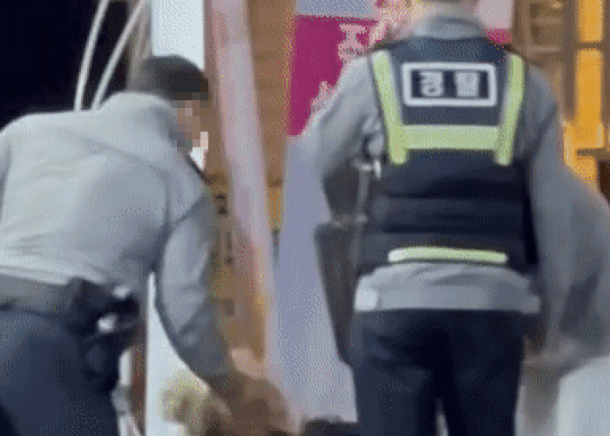  만취 여성 머리채 잡고 마구 흔든 경찰관…