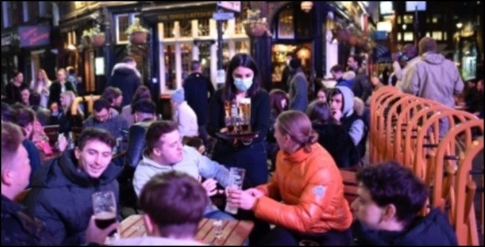 거리의-술집에서-영국사람들이-술을-마시는-모습