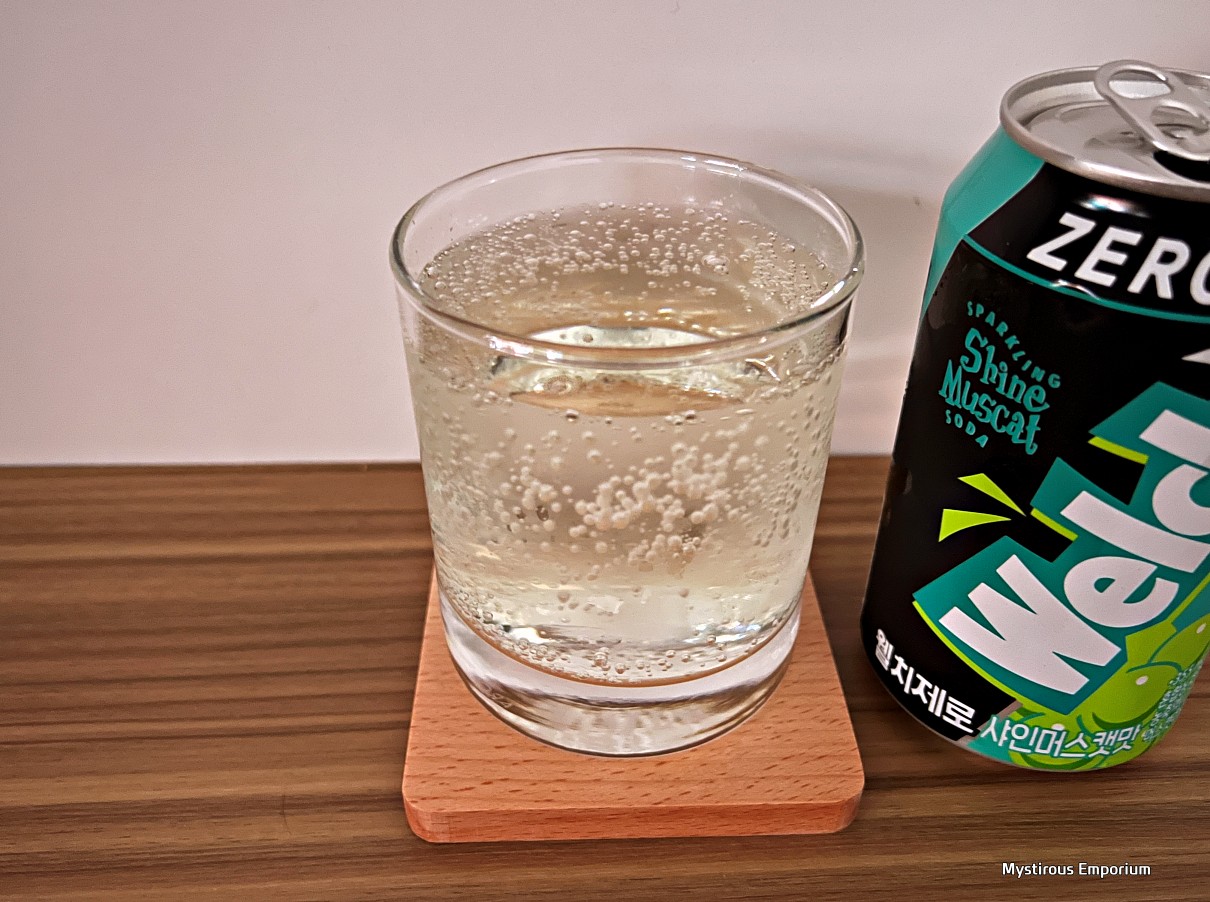 웰치스 제로 샤인머스캣맛 Welche's Zero Shine Muscat Soda 한잔 따라놓은 사진