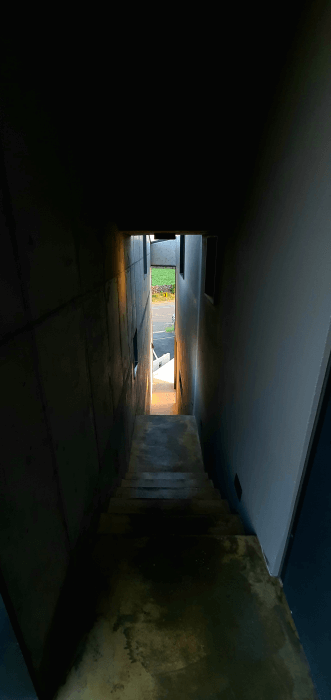옥상으로 가는 분위기 있는 계단